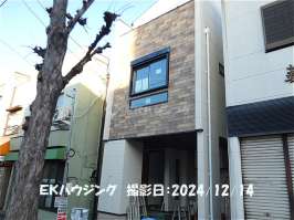 西新井駅　徒歩15分　構造：木造土地面積:50.19平米　建物面積:94.01平米　