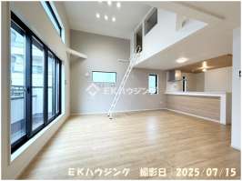 六町駅　徒歩13分　構造：木造土地面積:83.01平米　建物面積:92.05平米　